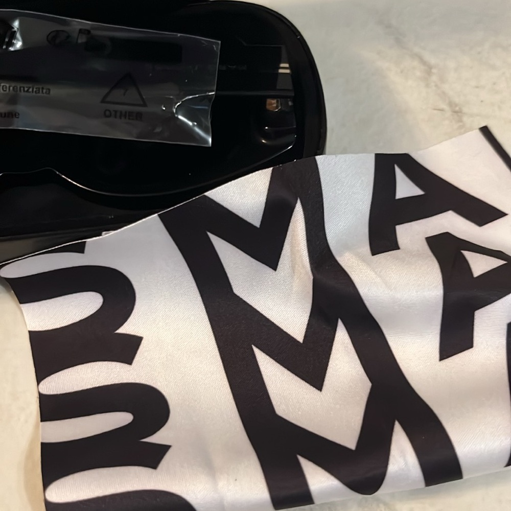 New Marc Jacobs Black Sunglasses - Picture 5 of 6
